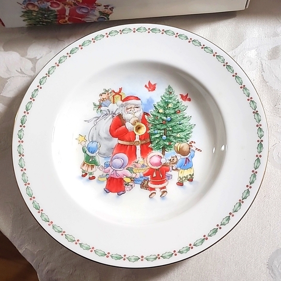 Jolly St Nick Mikasa set of 4 soup bowls 9" in original box excellent condition - Picture 1 of 5